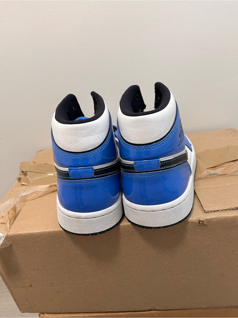 Air Jordan 1 Mid SE "Signal Blue" - Picture 2 of 3